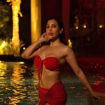 Sophie Choudry Instagram – Raat ka nasha abhi, ankh se gaya nahin ❤️🔥🎶 #mondayblues
📸 @boomstastudio @harryrajput64
#jalpari #gorihai #nightswim #dubai #nofilterneeded #heatingupyourmonday #sophiechoudry #potd Dubai – دبى