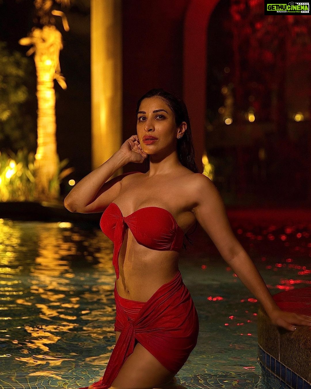 Sophie Choudry Instagram - Raat ka nasha abhi, ankh se gaya nahin ❤️🔥🎶 #mondayblues 📸 @boomstastudio @harryrajput64 #jalpari #gorihai #nightswim #dubai #nofilterneeded #heatingupyourmonday #sophiechoudry #potd Dubai - دبى