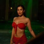 Sophie Choudry Instagram – Raat ka nasha abhi, ankh se gaya nahin ❤️🔥🎶 #mondayblues
📸 @boomstastudio @harryrajput64
#jalpari #gorihai #nightswim #dubai #nofilterneeded #heatingupyourmonday #sophiechoudry #potd Dubai – دبى