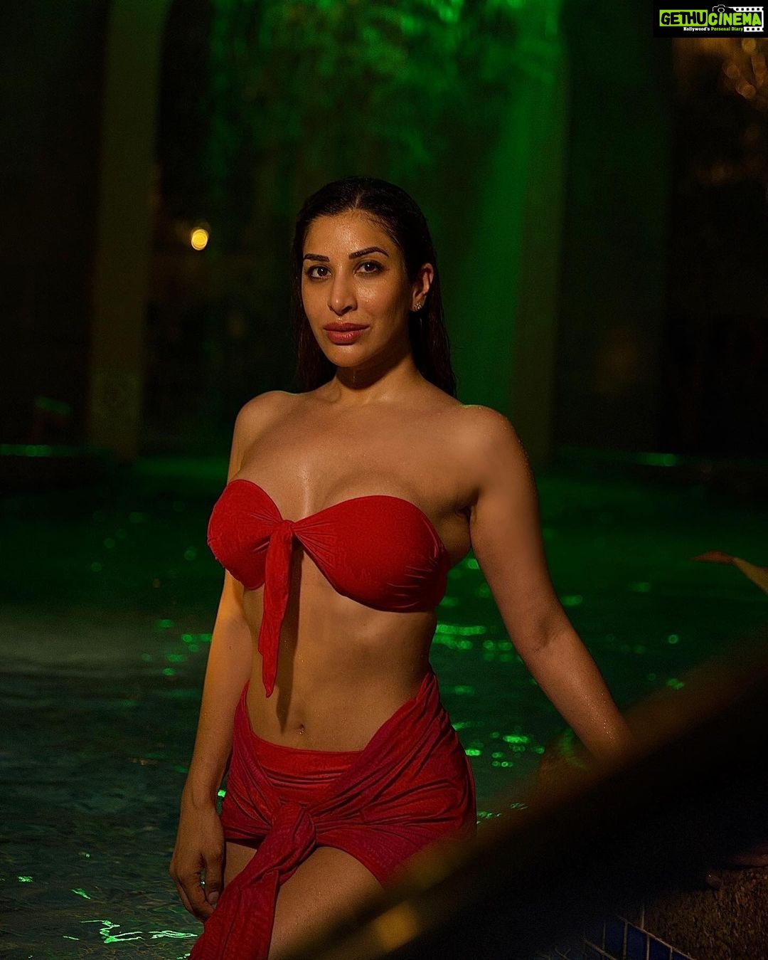 Sophie Choudry Instagram - Raat ka nasha abhi, ankh se gaya nahin ❤️🔥🎶 #mondayblues 📸 @boomstastudio @harryrajput64 #jalpari #gorihai #nightswim #dubai #nofilterneeded #heatingupyourmonday #sophiechoudry #potd Dubai - دبى