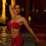 Sophie Choudry Instagram – Raat ka nasha abhi, ankh se gaya nahin ❤️🔥🎶 #mondayblues
📸 @boomstastudio @harryrajput64
#jalpari #gorihai #nightswim #dubai #nofilterneeded #heatingupyourmonday #sophiechoudry #potd Dubai – دبى