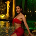 Sophie Choudry Instagram – Raat ka nasha abhi, ankh se gaya nahin ❤️🔥🎶 #mondayblues
📸 @boomstastudio @harryrajput64
#jalpari #gorihai #nightswim #dubai #nofilterneeded #heatingupyourmonday #sophiechoudry #potd Dubai – دبى