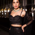 Sophie Choudry Instagram – My time to shine 💎 

Dressed in @farazmanan 
Jewels @karishma.joolry @anantafinejewlry 
@dipublicrelations @thewisedesign 
HMU @harryrajput64 
📸 @boomstastudio 

#glam #fashioninspo #giglife #styleinspo #dubai #armanihoteldubai #burjkhalifa #farazmanan #sophiechoudry #gorihai #trending