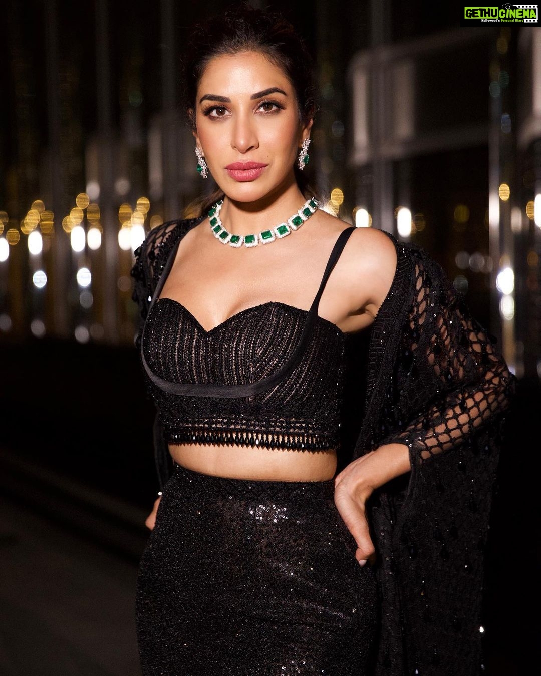 Sophie Choudry Instagram - My time to shine š Dressed in @farazmanan Jewels @karishma.joolry @anantafinejewlry @dipublicrelations @thewisedesign HMU @harryrajput64 šø @boomstastudio #glam #fashioninspo #giglife #styleinspo #dubai #armanihoteldubai #burjkhalifa #farazmanan #sophiechoudry #gorihai #trending