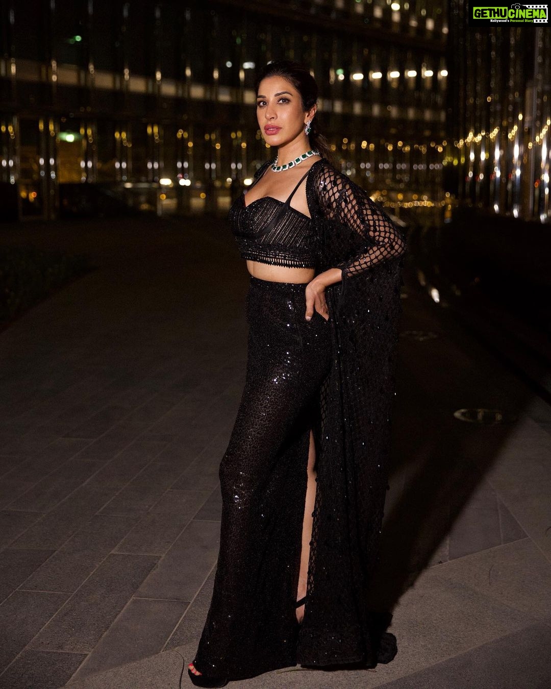 Sophie Choudry Instagram - My time to shine š Dressed in @farazmanan Jewels @karishma.joolry @anantafinejewlry @dipublicrelations @thewisedesign HMU @harryrajput64 šø @boomstastudio #glam #fashioninspo #giglife #styleinspo #dubai #armanihoteldubai #burjkhalifa #farazmanan #sophiechoudry #gorihai #trending
