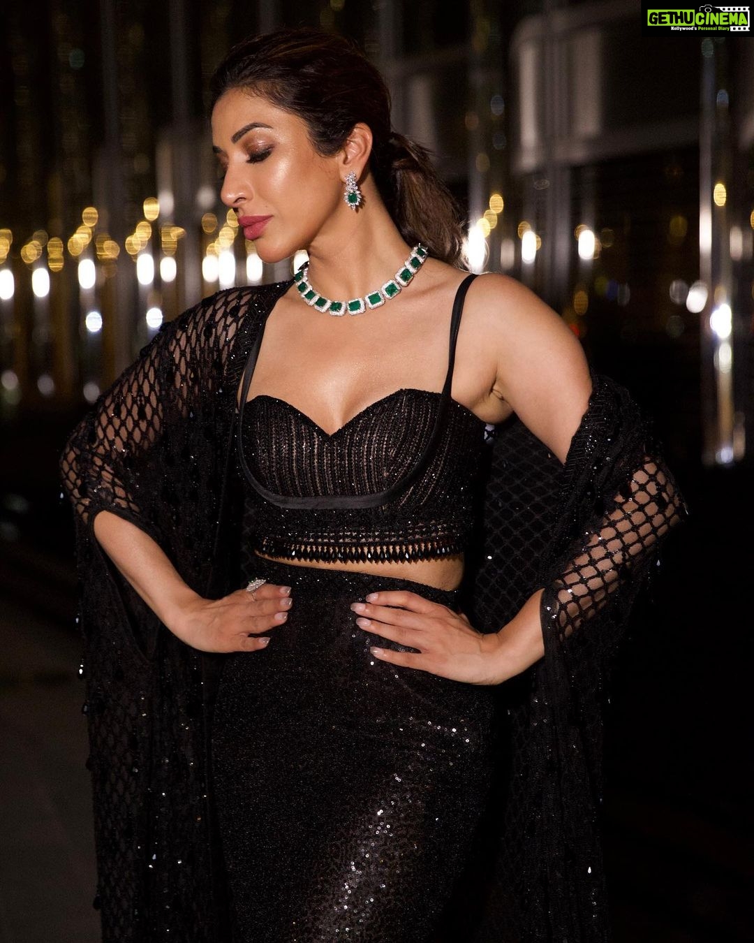 Sophie Choudry Instagram - My time to shine š Dressed in @farazmanan Jewels @karishma.joolry @anantafinejewlry @dipublicrelations @thewisedesign HMU @harryrajput64 šø @boomstastudio #glam #fashioninspo #giglife #styleinspo #dubai #armanihoteldubai #burjkhalifa #farazmanan #sophiechoudry #gorihai #trending