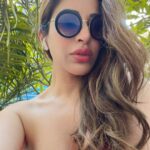 Sophie Choudry Instagram – When you get to work & play 🎤🤩 #giglife #dubai #workation #GoriHai #gratitude #pooldays #lovewhatyoudo #trending #trendingaudio #gorixparo #sophiechoudry #calmdown #whataweek #weekendvibes #gorihaikalaiyan #explorepage