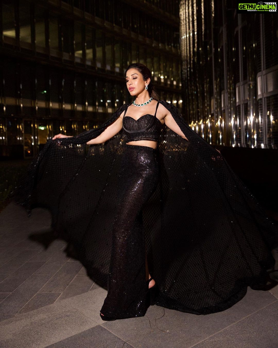 Sophie Choudry Instagram - My time to shine š Dressed in @farazmanan Jewels @karishma.joolry @anantafinejewlry @dipublicrelations @thewisedesign HMU @harryrajput64 šø @boomstastudio #glam #fashioninspo #giglife #styleinspo #dubai #armanihoteldubai #burjkhalifa #farazmanan #sophiechoudry #gorihai #trending