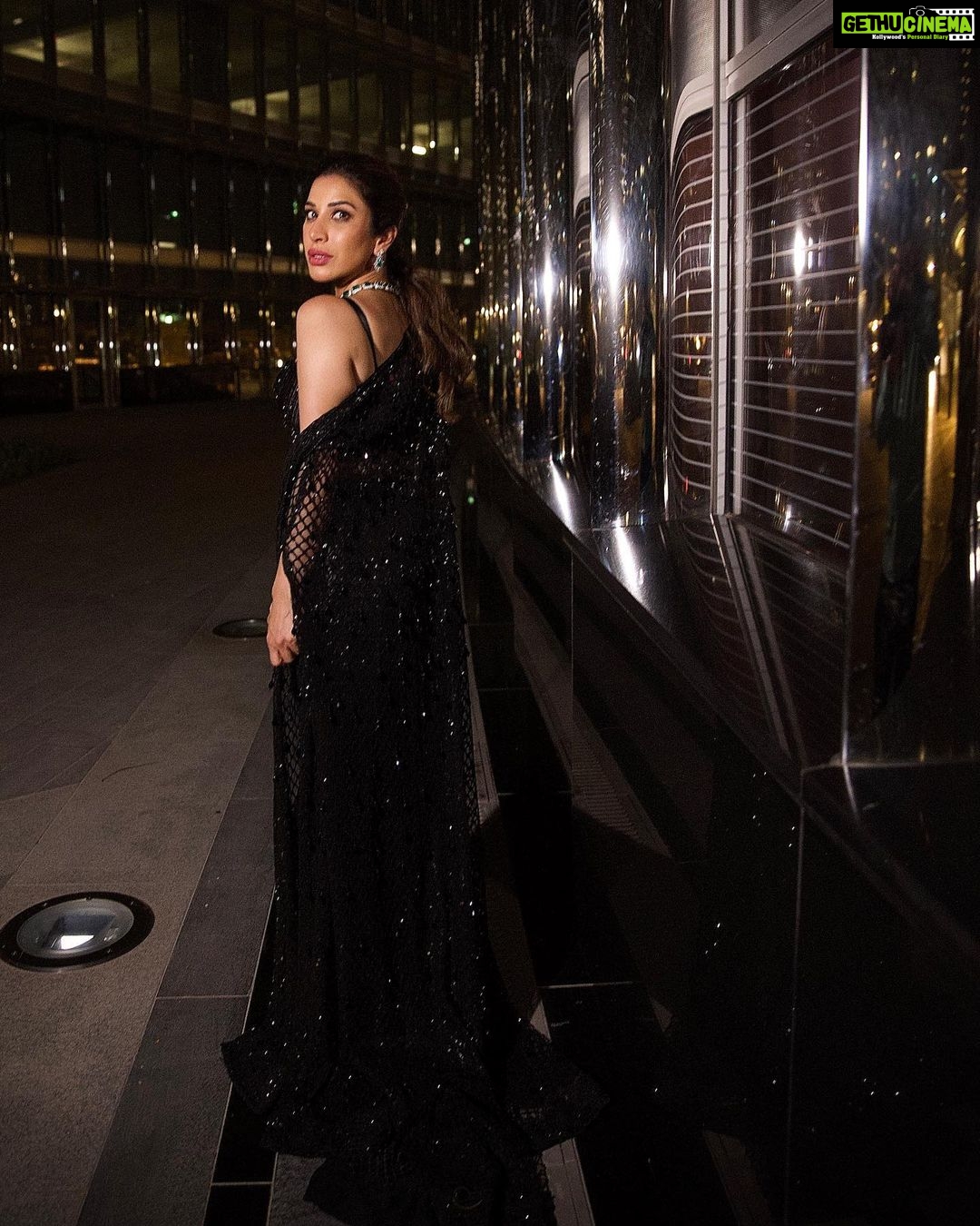Sophie Choudry Instagram - My time to shine š Dressed in @farazmanan Jewels @karishma.joolry @anantafinejewlry @dipublicrelations @thewisedesign HMU @harryrajput64 šø @boomstastudio #glam #fashioninspo #giglife #styleinspo #dubai #armanihoteldubai #burjkhalifa #farazmanan #sophiechoudry #gorihai #trending