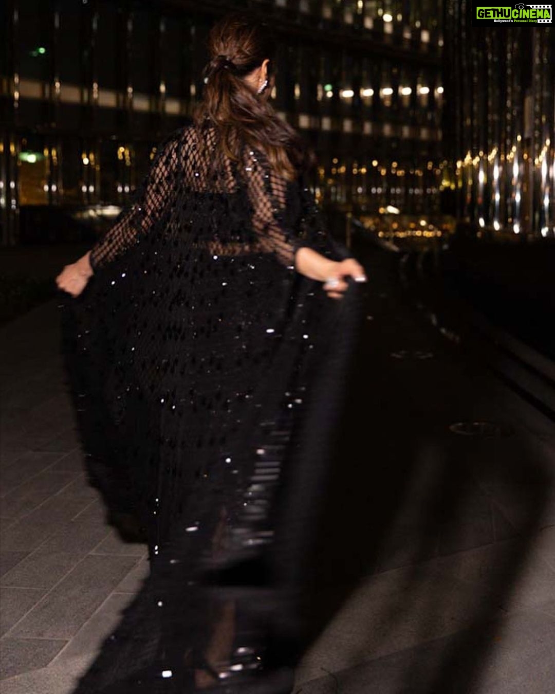 Sophie Choudry Instagram - My time to shine š Dressed in @farazmanan Jewels @karishma.joolry @anantafinejewlry @dipublicrelations @thewisedesign HMU @harryrajput64 šø @boomstastudio #glam #fashioninspo #giglife #styleinspo #dubai #armanihoteldubai #burjkhalifa #farazmanan #sophiechoudry #gorihai #trending