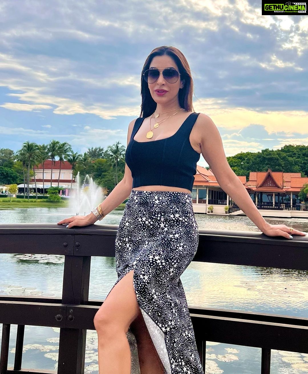 Sophie Choudry Instagram - Breathe in the beauty around you… Exhale gratitude🙏🏼❤️🧿 Been an incredible week and we are only just getting started💥 #gorihai #gratitude #trending #traveldiaries #giglife #thailand #mothernature #weekendvibes #sophiechoudry Thailand