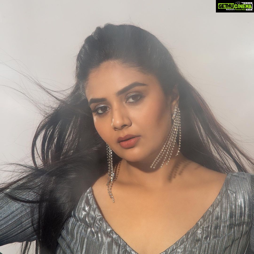 Sreemukhi Instagram - Dance ikon ✨ On @ahavideoin ✨ @oak_entertainments Styled by @impriyankasahajananda Outfit @getstyledbyprisa Earrings @yuvi_collections PC @chinthuu_klicks Make up @nookesh.malla Hair - @mahi_brand_ #sreemukhi #danceikon #aha #oakentertainments #styledbypriyankasahajananda