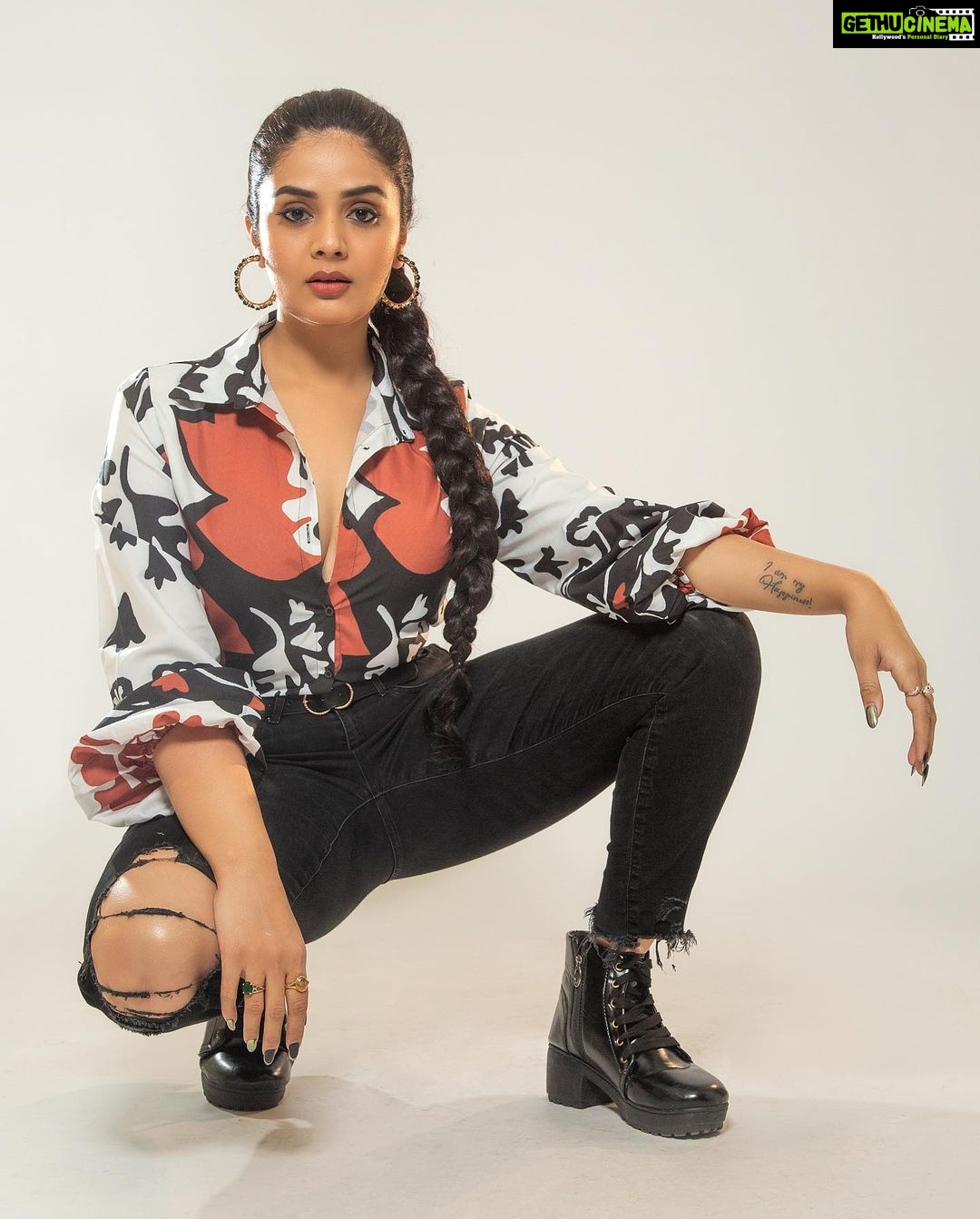 Sreemukhi Instagram - Dance ikon ❤️✨ On @ahavideoin ✨ @oak_entertainments Styled by @greeshma_krishna.k Shirt - @fashionvilla0111 PC @chinthuu_klicks Make up @nookesh.malla Hair - @mahi_brand_ #sreemukhi #danceikon #aha #oakentertainments #styledbygkk