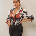 Sreemukhi Instagram - Dance ikon ❤️✨ On @ahavideoin ✨ @oak_entertainments Styled by @greeshma_krishna.k Shirt - @fashionvilla0111 PC @chinthuu_klicks Make up @nookesh.malla Hair - @mahi_brand_ #sreemukhi #danceikon #aha #oakentertainments #styledbygkk