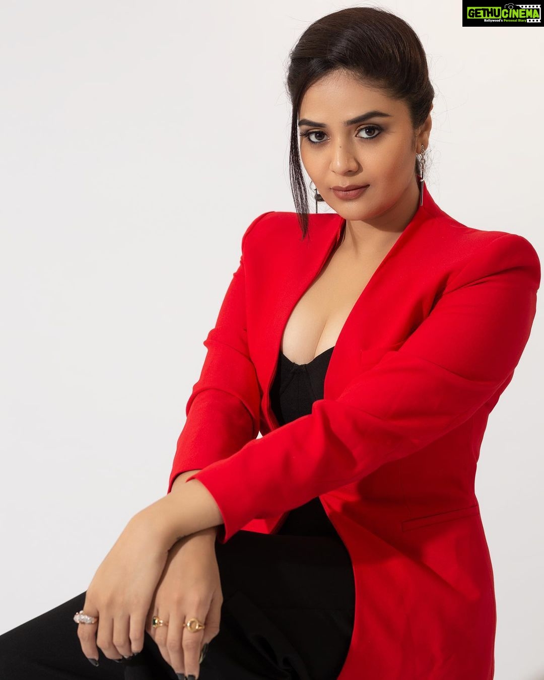 Sreemukhi Instagram - Dance ikon ❤️✨ On @ahavideoin ✨ @oak_entertainments Styled by @greeshma_krishna.k Earrings @yuvi_collections PC @chinthuu_klicks Make up @nookesh.malla Hair - @mahi_brand_ #sreemukhi #danceikon #aha #oakentertainments #styledbygkk