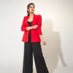 Sreemukhi Instagram - Dance ikon ❤️✨ On @ahavideoin ✨ @oak_entertainments Styled by @greeshma_krishna.k Earrings @yuvi_collections PC @chinthuu_klicks Make up @nookesh.malla Hair - @mahi_brand_ #sreemukhi #danceikon #aha #oakentertainments #styledbygkk