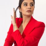 Sreemukhi Instagram - Dance ikon ❤️✨ On @ahavideoin ✨ @oak_entertainments Styled by @greeshma_krishna.k Earrings @yuvi_collections PC @chinthuu_klicks Make up @nookesh.malla Hair - @mahi_brand_ #sreemukhi #danceikon #aha #oakentertainments #styledbygkk