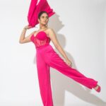 Sreemukhi Instagram – Let’s pop it up with pink! ☺️
Dance ikon on @ahavideoin premieres from tomorrow at 6PM! ✨
@oak_entertainments 

Styled by @impriyankasahajananda
Outfit @getstyledbyprisa
Earrings @kushalsfashionjewellery
PC @chinthuu_klicks 
Make up @nookesh.malla 
Hair – @mahi_brand_ 

#sreemukhi #danceikon #aha #oakentertainments 
#styledbypriyankasahajananda