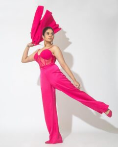 Sreemukhi Instagram - Let’s pop it up with pink! ☺️
Dance ikon on @ahavideoin premieres from tomorrow at 6PM! ✨
@oak_entertainments 

Styled by @impriyankasahajananda
Outfit @getstyledbyprisa
Earrings @kushalsfashionjewellery
PC @chinthuu_klicks 
Make up @nookesh.malla 
Hair - @mahi_brand_ 

#sreemukhi #danceikon #aha #oakentertainments 
#styledbypriyankasahajananda
