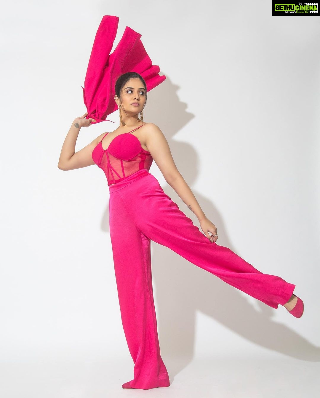 Sreemukhi Instagram - Let’s pop it up with pink! ☺️ Dance ikon on @ahavideoin premieres from tomorrow at 6PM! ✨ @oak_entertainments Styled by @impriyankasahajananda Outfit @getstyledbyprisa Earrings @kushalsfashionjewellery PC @chinthuu_klicks Make up @nookesh.malla Hair - @mahi_brand_ #sreemukhi #danceikon #aha #oakentertainments #styledbypriyankasahajananda