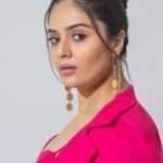 Sreemukhi Instagram - Let’s pop it up with pink! ☺️ Dance ikon on @ahavideoin premieres from tomorrow at 6PM! ✨ @oak_entertainments Styled by @impriyankasahajananda Outfit @getstyledbyprisa Earrings @kushalsfashionjewellery PC @chinthuu_klicks Make up @nookesh.malla Hair - @mahi_brand_ #sreemukhi #danceikon #aha #oakentertainments #styledbypriyankasahajananda
