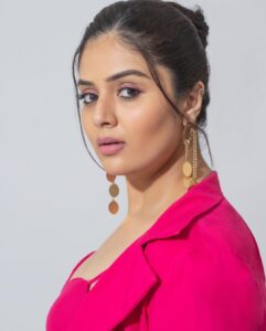 Sreemukhi Instagram - Let’s pop it up with pink! ☺️
Dance ikon on @ahavideoin premieres from tomorrow at 6PM! ✨
@oak_entertainments 

Styled by @impriyankasahajananda
Outfit @getstyledbyprisa
Earrings @kushalsfashionjewellery
PC @chinthuu_klicks 
Make up @nookesh.malla 
Hair - @mahi_brand_ 

#sreemukhi #danceikon #aha #oakentertainments 
#styledbypriyankasahajananda