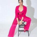 Sreemukhi Instagram - Let’s pop it up with pink! ☺️ Dance ikon on @ahavideoin premieres from tomorrow at 6PM! ✨ @oak_entertainments Styled by @impriyankasahajananda Outfit @getstyledbyprisa Earrings @kushalsfashionjewellery PC @chinthuu_klicks Make up @nookesh.malla Hair - @mahi_brand_ #sreemukhi #danceikon #aha #oakentertainments #styledbypriyankasahajananda