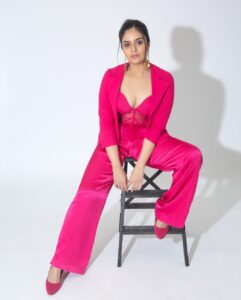 Sreemukhi Instagram - Let’s pop it up with pink! ☺️ Dance ikon on @ahavideoin premieres from tomorrow at 6PM! ✨ @oak_entertainments Styled by @impriyankasahajananda Outfit @getstyledbyprisa Earrings @kushalsfashionjewellery PC @chinthuu_klicks Make up @nookesh.malla Hair - @mahi_brand_ #sreemukhi #danceikon #aha #oakentertainments #styledbypriyankasahajananda