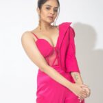 Sreemukhi Instagram - Let’s pop it up with pink! ☺️ Dance ikon on @ahavideoin premieres from tomorrow at 6PM! ✨ @oak_entertainments Styled by @impriyankasahajananda Outfit @getstyledbyprisa Earrings @kushalsfashionjewellery PC @chinthuu_klicks Make up @nookesh.malla Hair - @mahi_brand_ #sreemukhi #danceikon #aha #oakentertainments #styledbypriyankasahajananda
