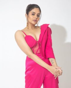 Sreemukhi Instagram - Let’s pop it up with pink! ☺️ Dance ikon on @ahavideoin premieres from tomorrow at 6PM! ✨ @oak_entertainments Styled by @impriyankasahajananda Outfit @getstyledbyprisa Earrings @kushalsfashionjewellery PC @chinthuu_klicks Make up @nookesh.malla Hair - @mahi_brand_ #sreemukhi #danceikon #aha #oakentertainments #styledbypriyankasahajananda