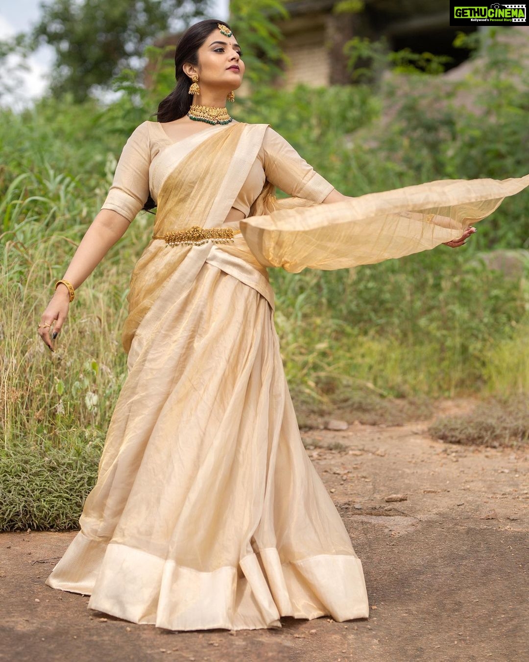 Sreemukhi Instagram - Mana oori Rangasthalam! ✨❤️ On @zeetelugu ❤️ Styled by @impriyankasahajananda Outfit @charvi_by_aswini Jewellery @kushalsfashionjewellery PC @chinthuu_klicks Make up @nookesh.malla Hair- Mahesh #sreemukhi #manaoorirangasthalam #zeetelugu #styledbypriyankasahajananda