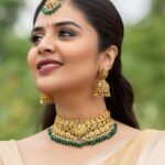Sreemukhi Instagram - Mana oori Rangasthalam! ✨❤️ On @zeetelugu ❤️ Styled by @impriyankasahajananda Outfit @charvi_by_aswini Jewellery @kushalsfashionjewellery PC @chinthuu_klicks Make up @nookesh.malla Hair- Mahesh #sreemukhi #manaoorirangasthalam #zeetelugu #styledbypriyankasahajananda