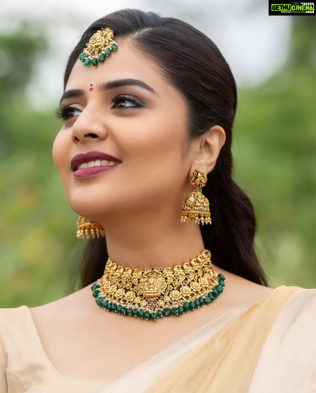 Sreemukhi Instagram - Mana oori Rangasthalam! ✨❤️ On @zeetelugu ❤️ Styled by @impriyankasahajananda Outfit @charvi_by_aswini Jewellery @kushalsfashionjewellery PC @chinthuu_klicks Make up @nookesh.malla Hair- Mahesh #sreemukhi #manaoorirangasthalam #zeetelugu #styledbypriyankasahajananda