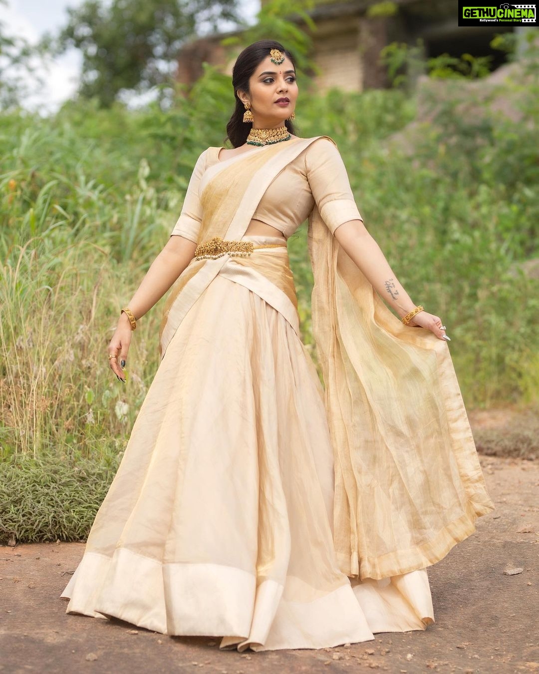Sreemukhi Instagram - Mana oori Rangasthalam! ✨❤️ On @zeetelugu ❤️ Styled by @impriyankasahajananda Outfit @charvi_by_aswini Jewellery @kushalsfashionjewellery PC @chinthuu_klicks Make up @nookesh.malla Hair- Mahesh #sreemukhi #manaoorirangasthalam #zeetelugu #styledbypriyankasahajananda