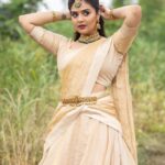 Sreemukhi Instagram - Mana oori Rangasthalam! ✨❤️ On @zeetelugu ❤️ Styled by @impriyankasahajananda Outfit @charvi_by_aswini Jewellery @kushalsfashionjewellery PC @chinthuu_klicks Make up @nookesh.malla Hair- Mahesh #sreemukhi #manaoorirangasthalam #zeetelugu #styledbypriyankasahajananda