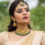 Sreemukhi Instagram - Mana oori Rangasthalam! ✨❤️ On @zeetelugu ❤️ Styled by @impriyankasahajananda Outfit @charvi_by_aswini Jewellery @kushalsfashionjewellery PC @chinthuu_klicks Make up @nookesh.malla Hair- Mahesh #sreemukhi #manaoorirangasthalam #zeetelugu #styledbypriyankasahajananda