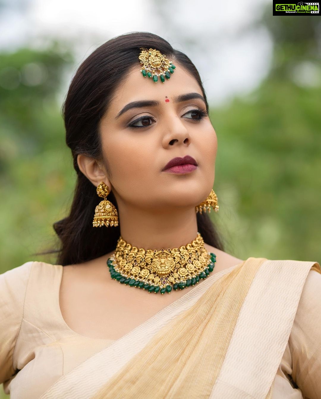 Sreemukhi Instagram - Mana oori Rangasthalam! ✨❤️ On @zeetelugu ❤️ Styled by @impriyankasahajananda Outfit @charvi_by_aswini Jewellery @kushalsfashionjewellery PC @chinthuu_klicks Make up @nookesh.malla Hair- Mahesh #sreemukhi #manaoorirangasthalam #zeetelugu #styledbypriyankasahajananda