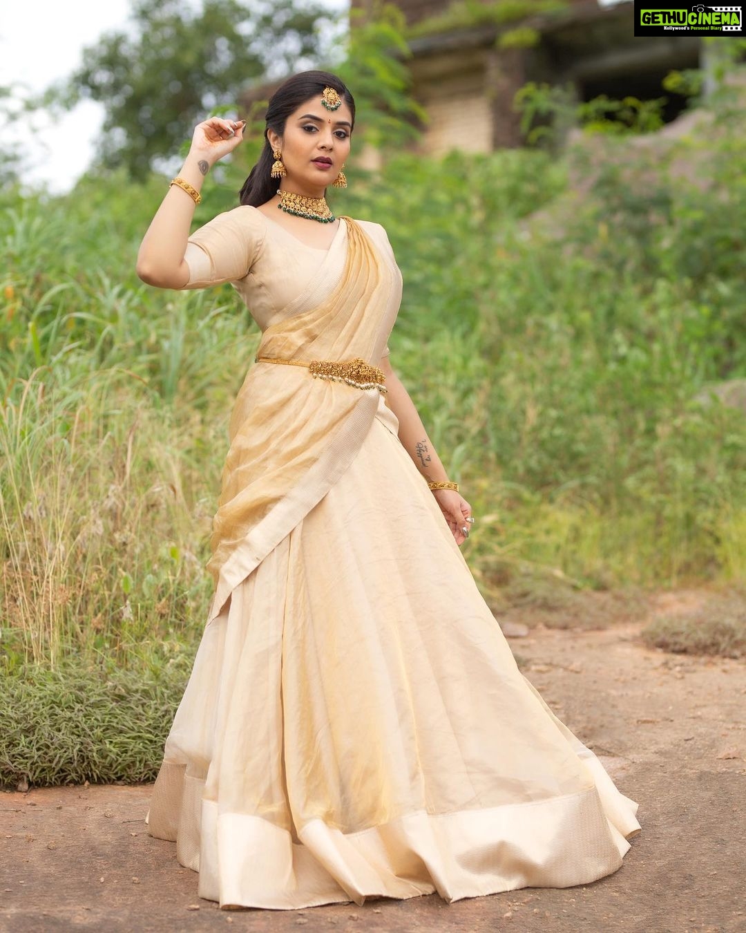 Sreemukhi Instagram - Mana oori Rangasthalam! ✨❤️ On @zeetelugu ❤️ Styled by @impriyankasahajananda Outfit @charvi_by_aswini Jewellery @kushalsfashionjewellery PC @chinthuu_klicks Make up @nookesh.malla Hair- Mahesh #sreemukhi #manaoorirangasthalam #zeetelugu #styledbypriyankasahajananda