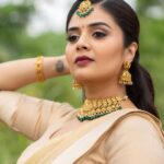 Sreemukhi Instagram - Mana oori Rangasthalam! ✨❤️ On @zeetelugu ❤️ Styled by @impriyankasahajananda Outfit @charvi_by_aswini Jewellery @kushalsfashionjewellery PC @chinthuu_klicks Make up @nookesh.malla Hair- Mahesh #sreemukhi #manaoorirangasthalam #zeetelugu #styledbypriyankasahajananda