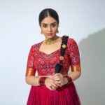 Sreemukhi Instagram - Vinayaka chavithi Shubhakankshalu✨ On @starmaa at 12pm ☺️ Styling @impriyankasahajananda Outfit @deepthiganeshlabel Jewellery @kushalsfashionjewellery PC @chinthuu_klicks Make up @nookesh.malla Hair- Mahesh #sreemukhi #vinayakachavithi #starmaa