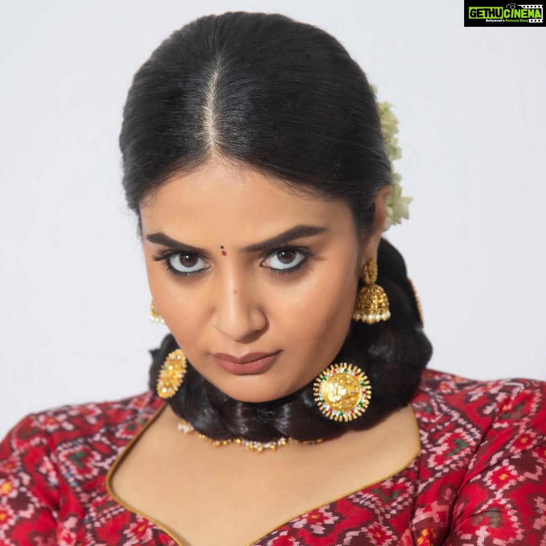 Sreemukhi Instagram - Vinayaka chavithi Shubhakankshalu✨ On @starmaa at 12pm ☺️ Styling @impriyankasahajananda Outfit @deepthiganeshlabel Jewellery @kushalsfashionjewellery PC @chinthuu_klicks Make up @nookesh.malla Hair- Mahesh #sreemukhi #vinayakachavithi #starmaa