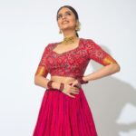 Sreemukhi Instagram - Vinayaka chavithi Shubhakankshalu✨ On @starmaa at 12pm ☺️ Styling @impriyankasahajananda Outfit @deepthiganeshlabel Jewellery @kushalsfashionjewellery PC @chinthuu_klicks Make up @nookesh.malla Hair- Mahesh #sreemukhi #vinayakachavithi #starmaa