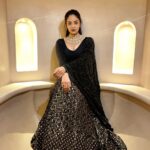 Sreemukhi Instagram - Sangeeth 🖤 Jaipur Day 2 🖤 Styling @impriyankasahajananda Outfit @srivichowdary Jewellery @kushalsfashionjewellery #sreemukhi #amoghasantosh #jaipur #weddingscenes #black Fairmont Jaipur