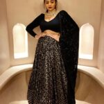 Sreemukhi Instagram – Sangeeth 🖤
Jaipur Day 2 🖤

Styling @impriyankasahajananda 
Outfit @srivichowdary
Jewellery @kushalsfashionjewellery 

#sreemukhi #amoghasantosh #jaipur #weddingscenes #black Fairmont Jaipur