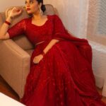 Sreemukhi Instagram - SAREGAMAPA ❤️✨ And that’s a wrap! Such an amazing season! Made some amazing memories! And this season is really close to my ❤️ Styling @impriyankasahajananda Outfit @srisuvarnamandir Jewellery @kushalsfashionjewellery PC @chinthuu_klicks Make up @nookesh.malla Hair- Mahesh #styledbypriyankasahajananda #sreemukhi #saregamapa #grandfinale #itsawrap