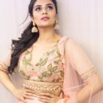 Sreemukhi Instagram - Peach out! ✨✨ For Bonala Jathara on @zeetelugu at 6pm today! 🥰✨ Styling @impriyankasahajananda Outfit @labelnurvi Earrings @kushalsfashionjewellery PC @chinthuu_klicks Make up @nookesh.malla Hair- Mahesh #sreemukhi #zeetelugu #bonalajathara #styledbypriyankasahajananda