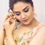 Sreemukhi Instagram - Peach out! ✨✨ For Bonala Jathara on @zeetelugu at 6pm today! 🥰✨ Styling @impriyankasahajananda Outfit @labelnurvi Earrings @kushalsfashionjewellery PC @chinthuu_klicks Make up @nookesh.malla Hair- Mahesh #sreemukhi #zeetelugu #bonalajathara #styledbypriyankasahajananda