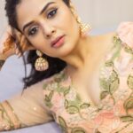 Sreemukhi Instagram - Peach out! ✨✨ For Bonala Jathara on @zeetelugu at 6pm today! 🥰✨ Styling @impriyankasahajananda Outfit @labelnurvi Earrings @kushalsfashionjewellery PC @chinthuu_klicks Make up @nookesh.malla Hair- Mahesh #sreemukhi #zeetelugu #bonalajathara #styledbypriyankasahajananda