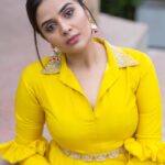 Sreemukhi Instagram - Hello yellow! 💛 For @starmaa “Ee varsham sakshiga” ✨ This Sunday at 12 noon! Styled by @impriyankasahajananda Outfit @labelnurvi Earrings @kushalsfashionjewellery PC @chinthuu_klicks Make up @nookesh.malla Hair - Mahesh #sreemukhi #starmaa #eevarshamsakshiga #styledbypriyankasahajananda