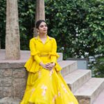 Sreemukhi Instagram – Hello yellow! 💛
For @starmaa “Ee varsham sakshiga” ✨
This Sunday at 12 noon! 

Styled by @impriyankasahajananda 
Outfit @labelnurvi 
Earrings @kushalsfashionjewellery 
PC @chinthuu_klicks 
Make up @nookesh.malla 
Hair – Mahesh

#sreemukhi #starmaa #eevarshamsakshiga #styledbypriyankasahajananda